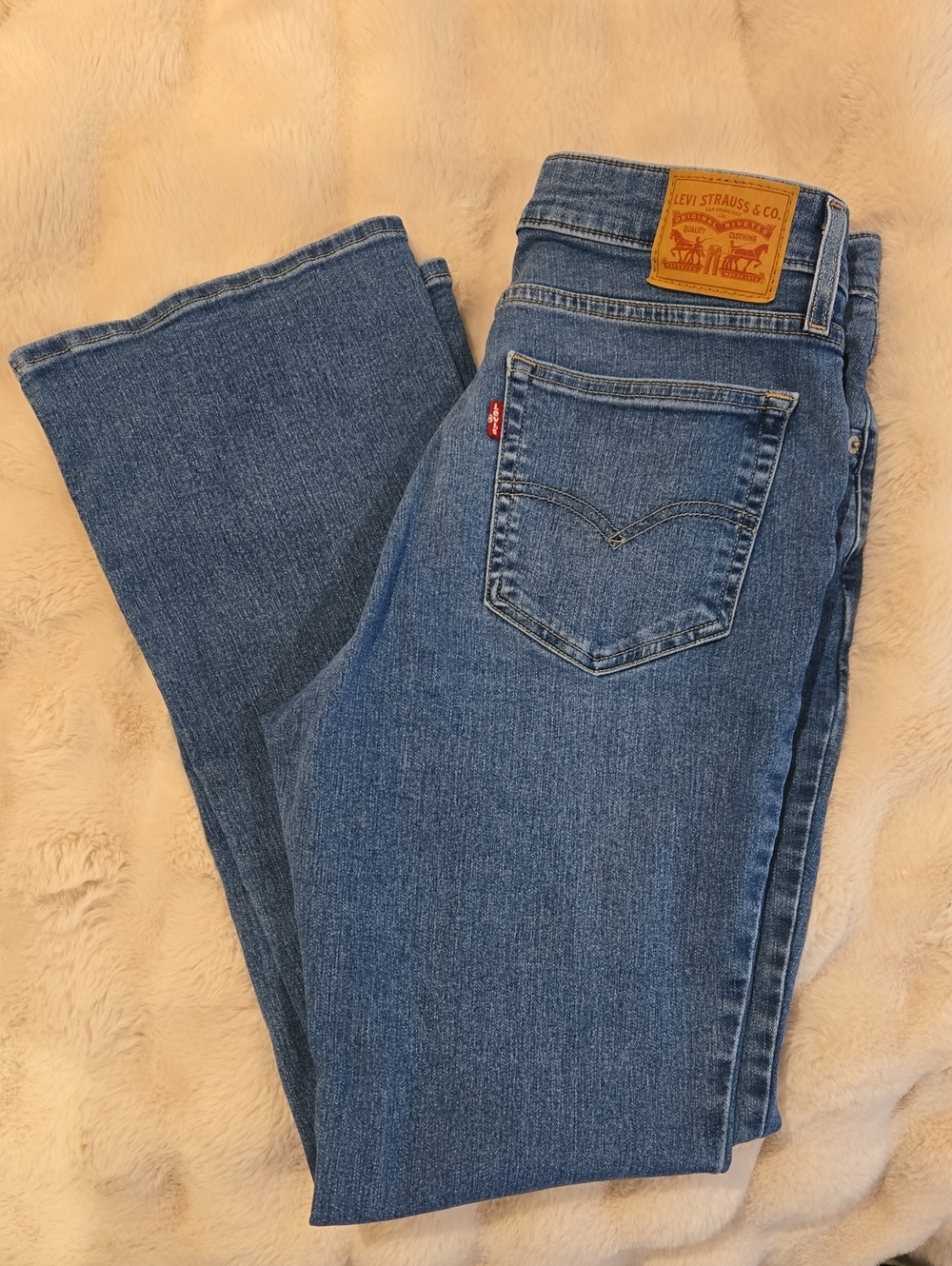 Levi's Women's 725 High Rise Bootcut Jeans